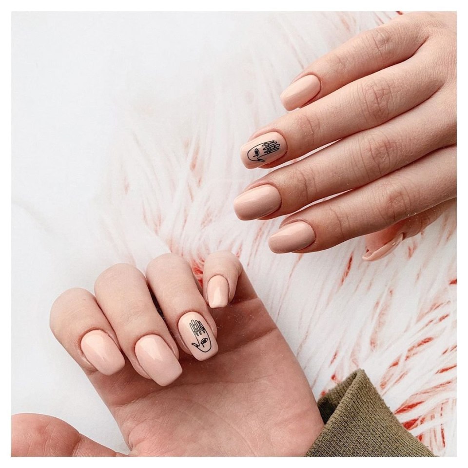 Нюдовый маникюр с наклейками