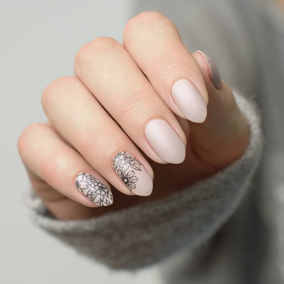 Бежевые ногти с кружевом