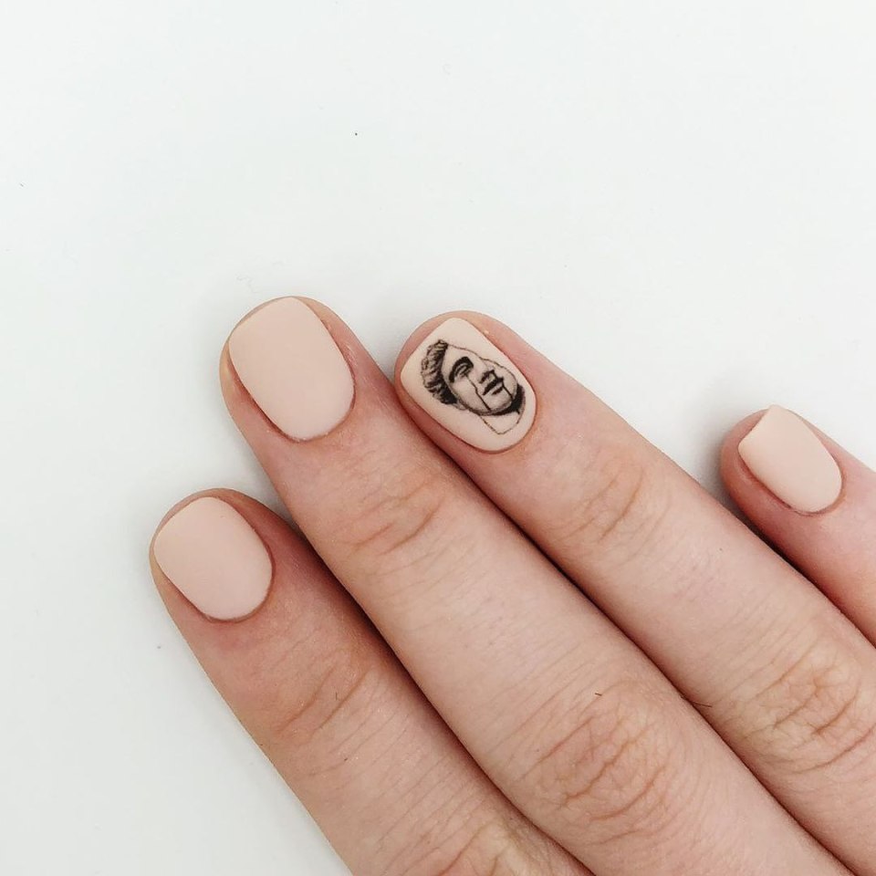 Бежевый маникюр со слайдерами