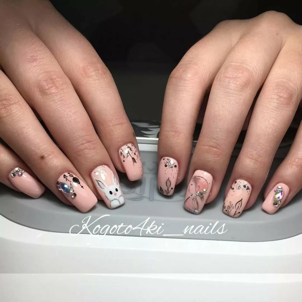 Бежевый маникюр с сухоцветами