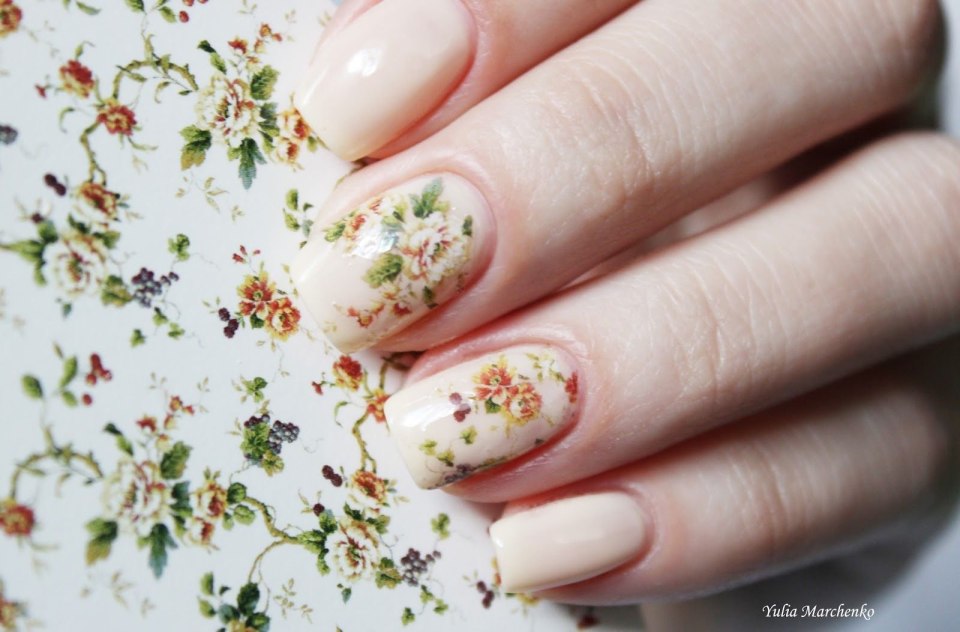 Нюдовый маникюр с геометрией