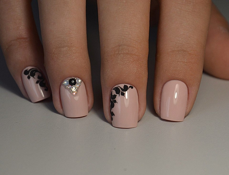 Маникюр в бежевых тонах