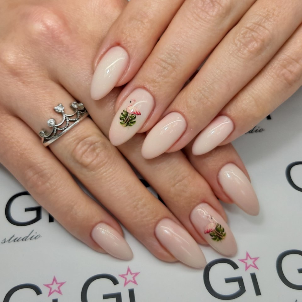 Маникюр на короткие ногти веточки