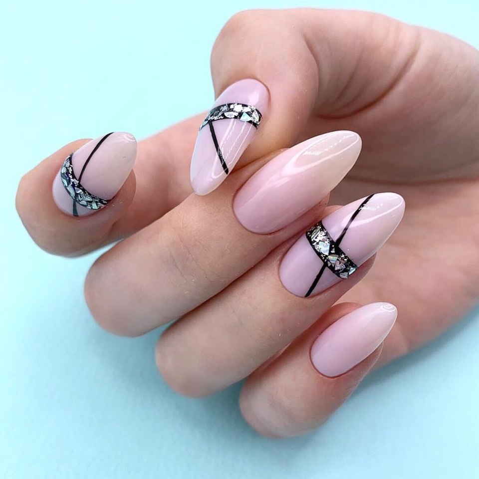 Маникюр с геометрическим рисунком