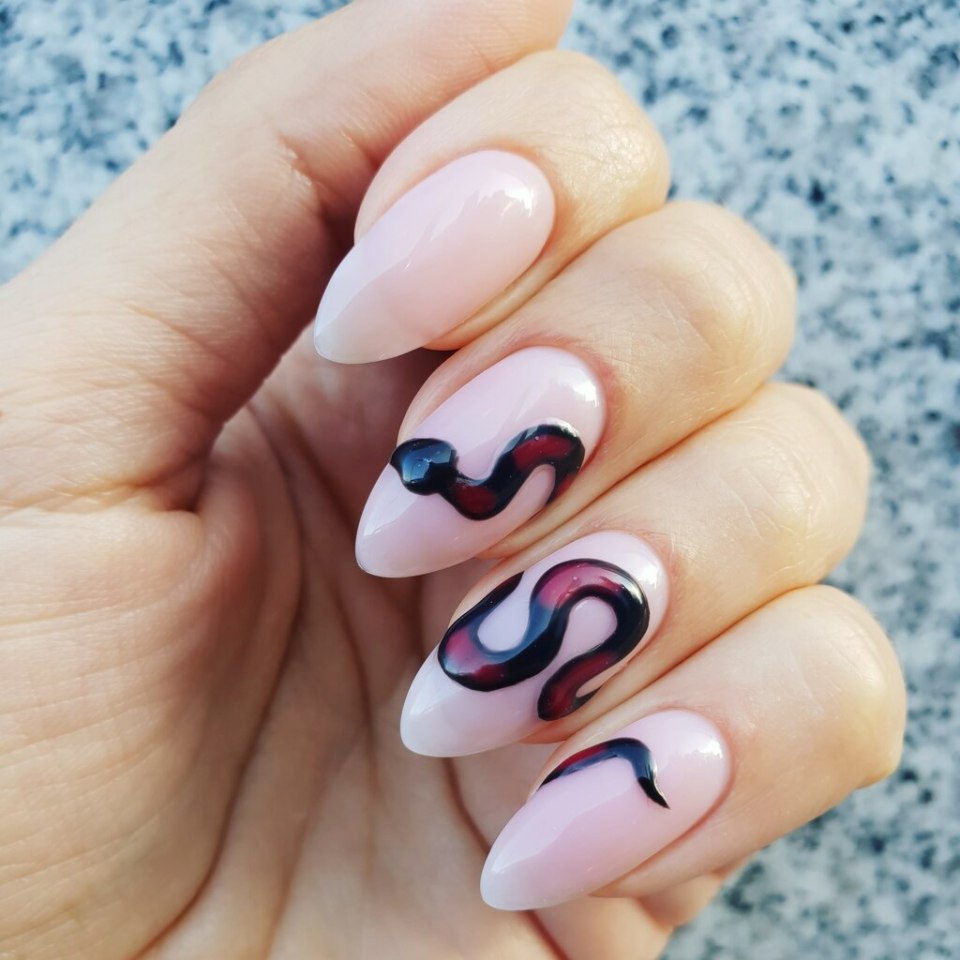 Маникюр змеи