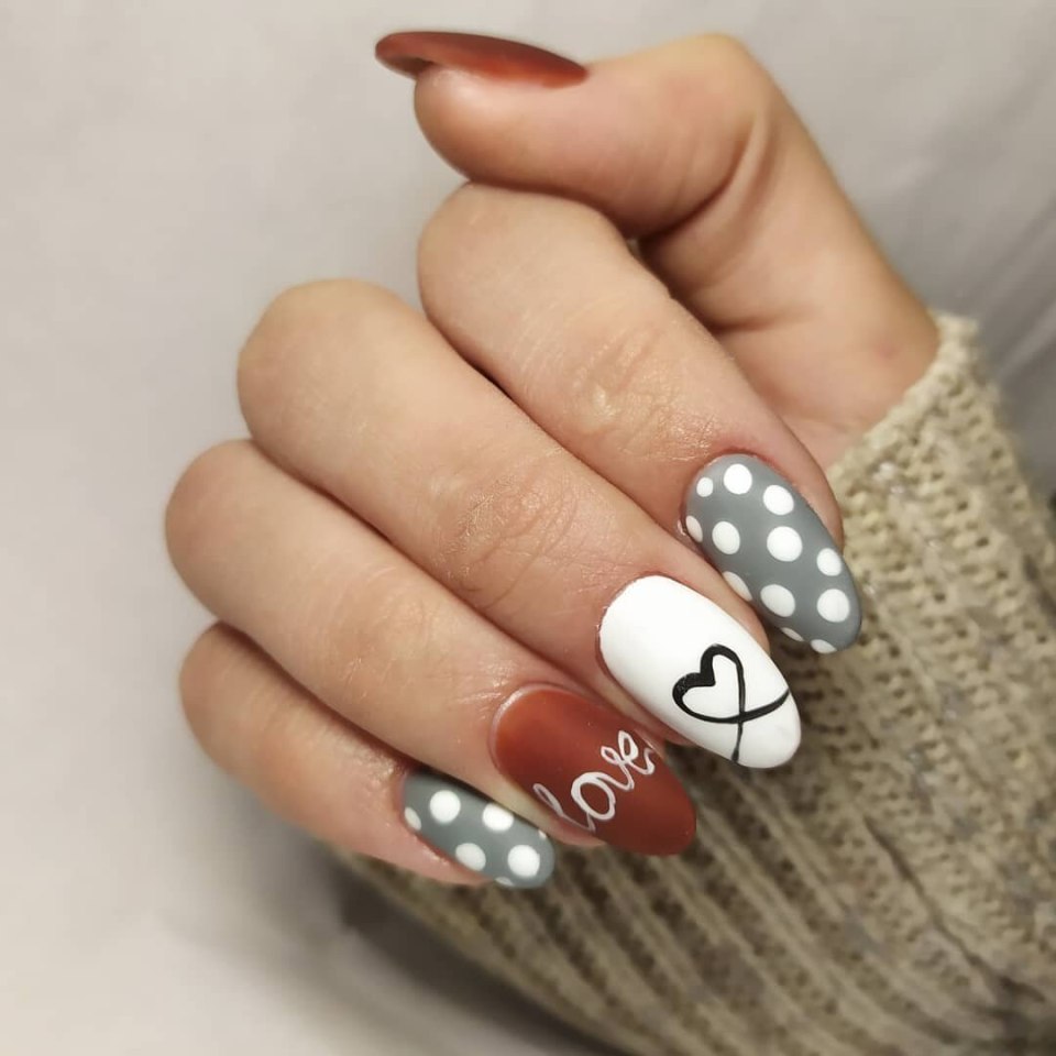 Маникюр дизайн с сердечками 2020