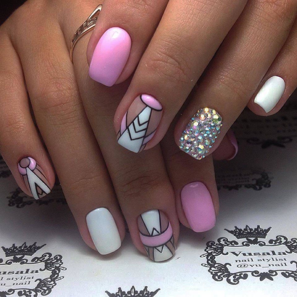 Геометрия на розовых ногтях