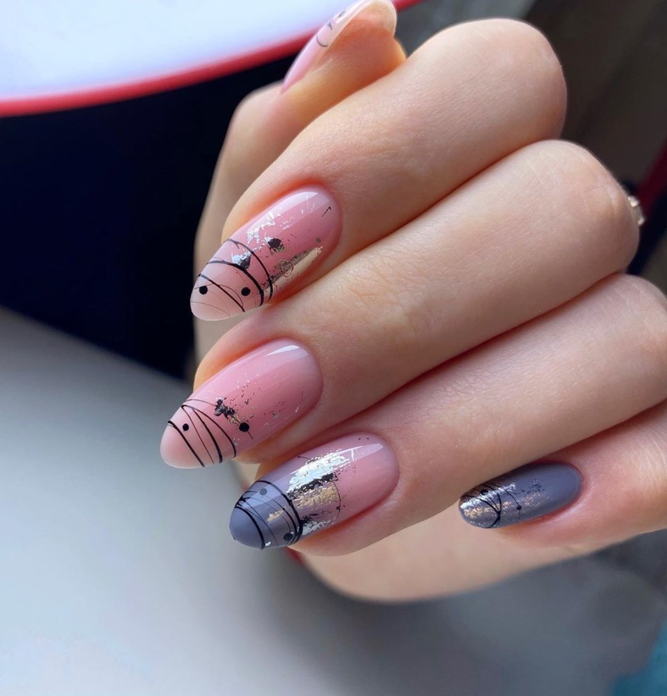 Розовый маникюр с паутинкой