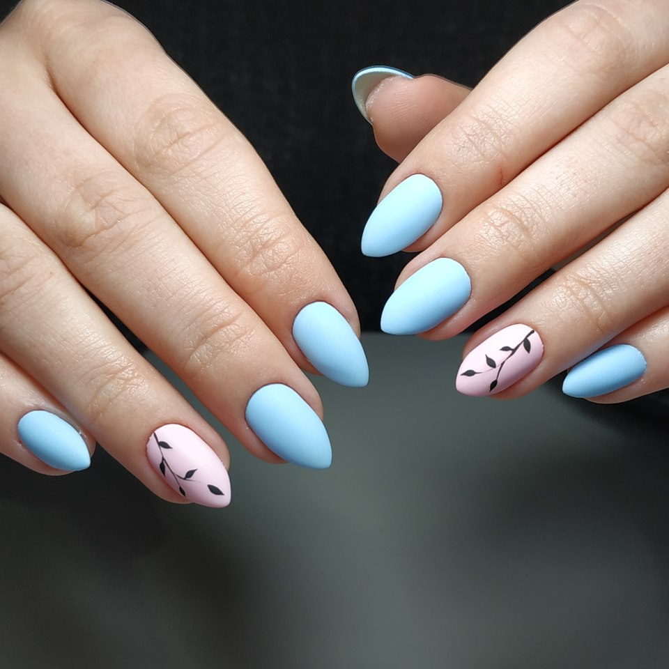 Голубой маникюр 2021 лето