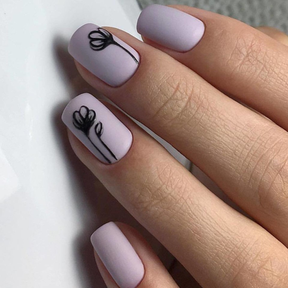 Нежный маникюр с веточкой