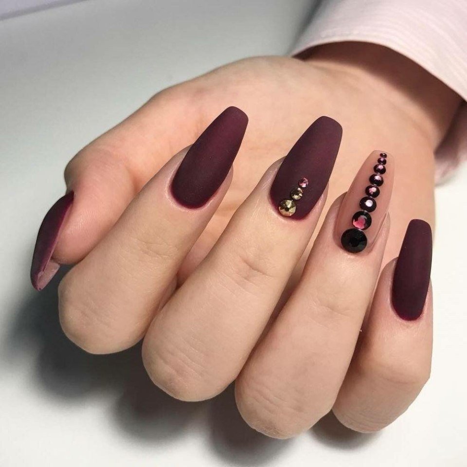 Длинные бордовые ногти