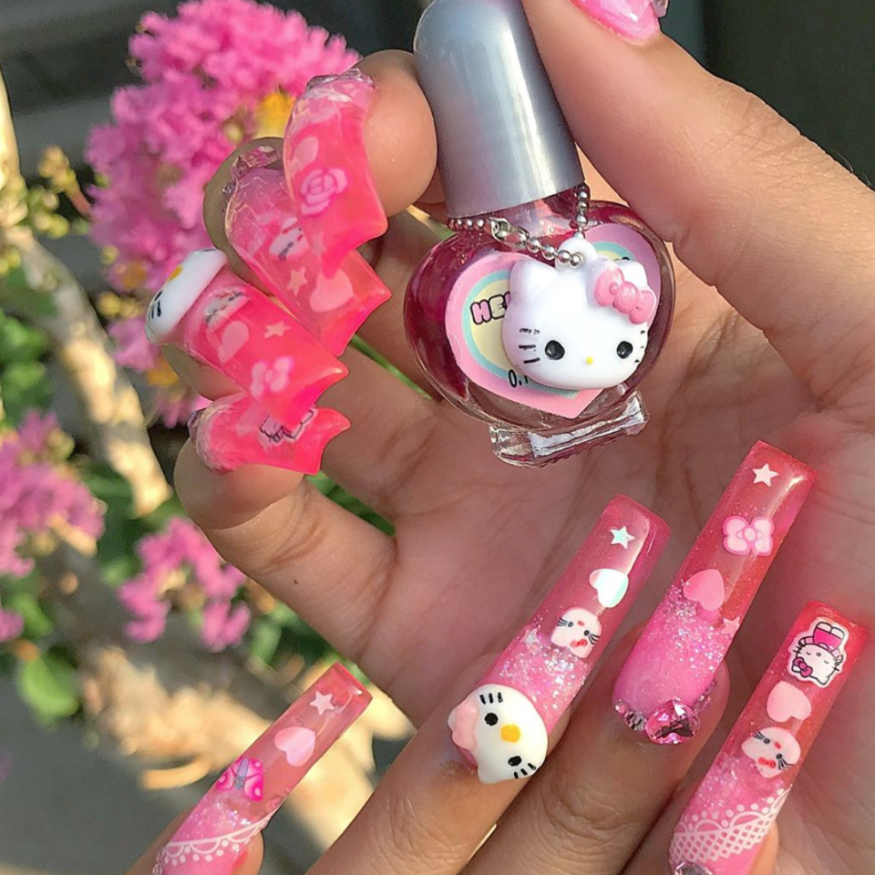Длинные ногти с объемными игрушками
