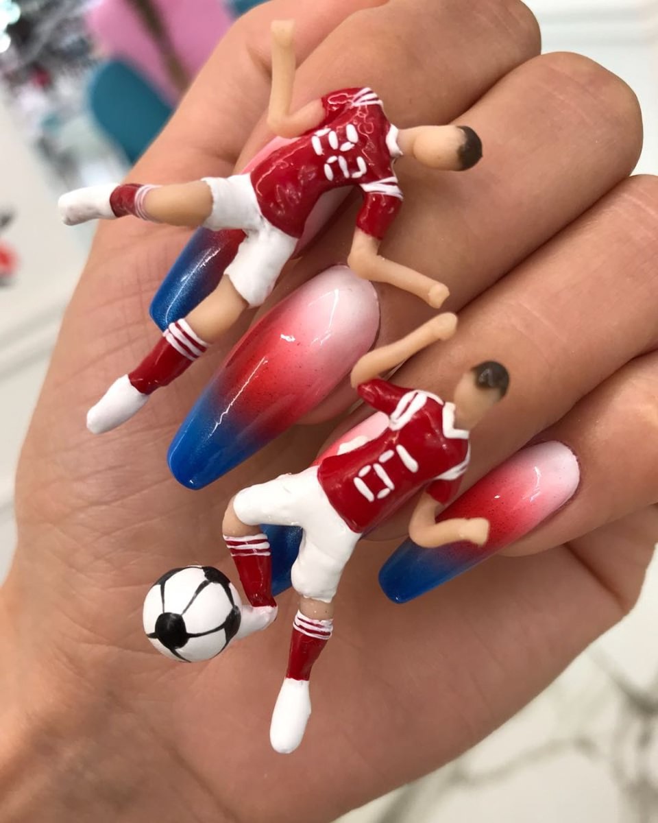 Елочная игрушка на ногтях