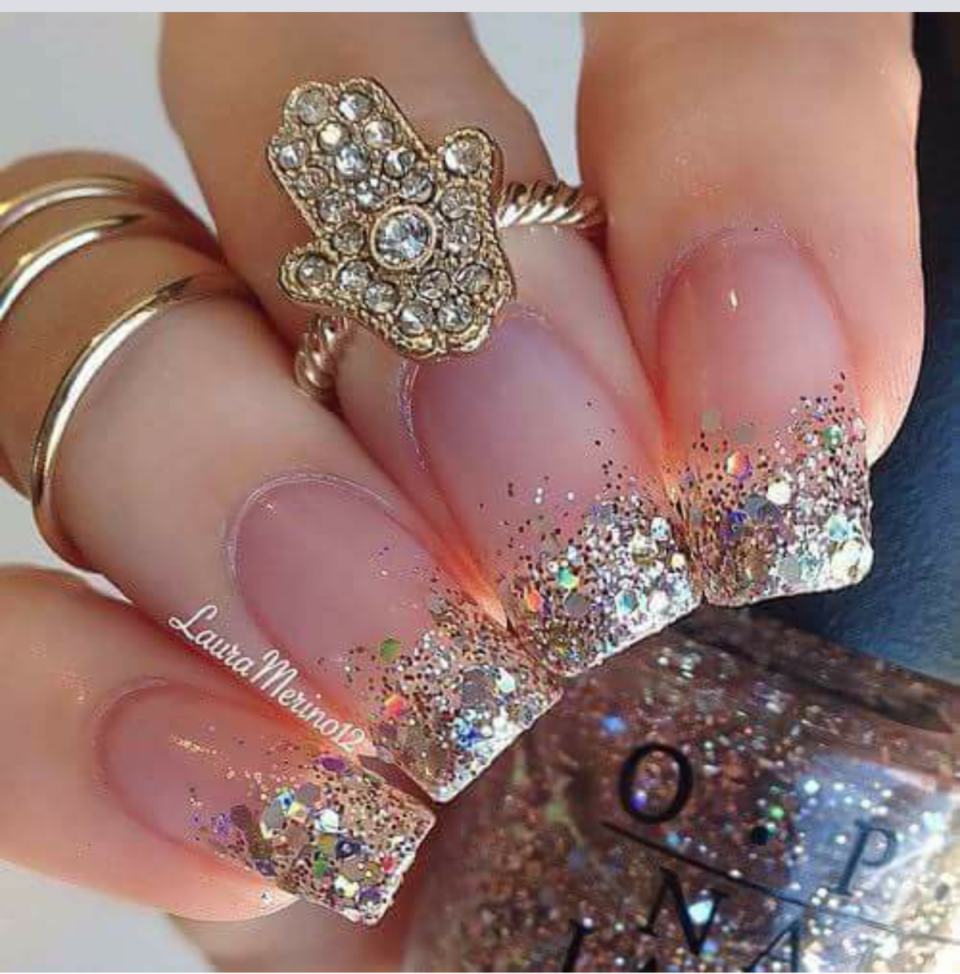 Маникюр со стразами и бл