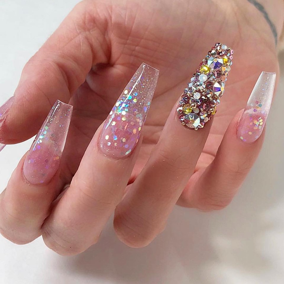 Блестки на прозрачных ногтях
