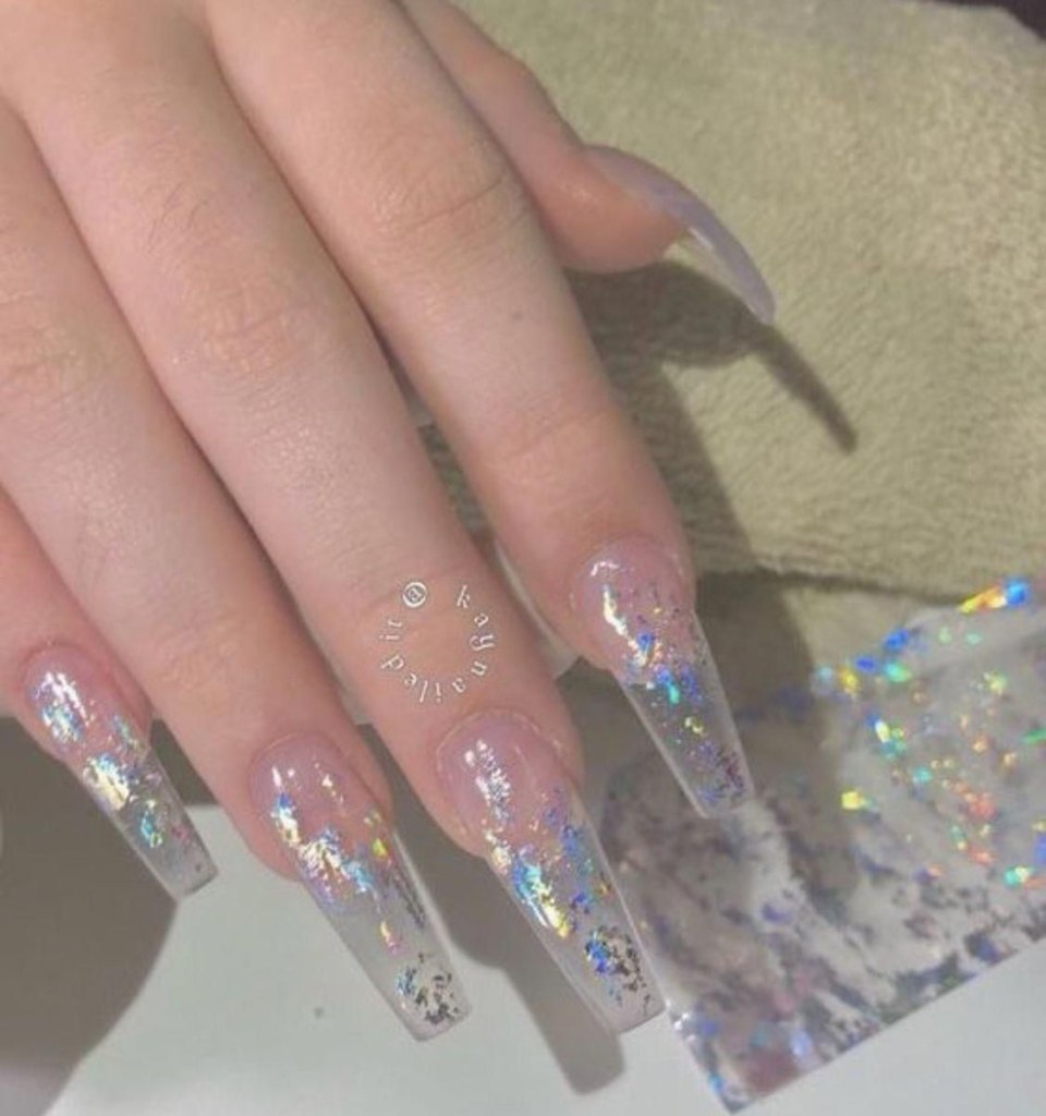 Прозрачные ногти с блестками внутри