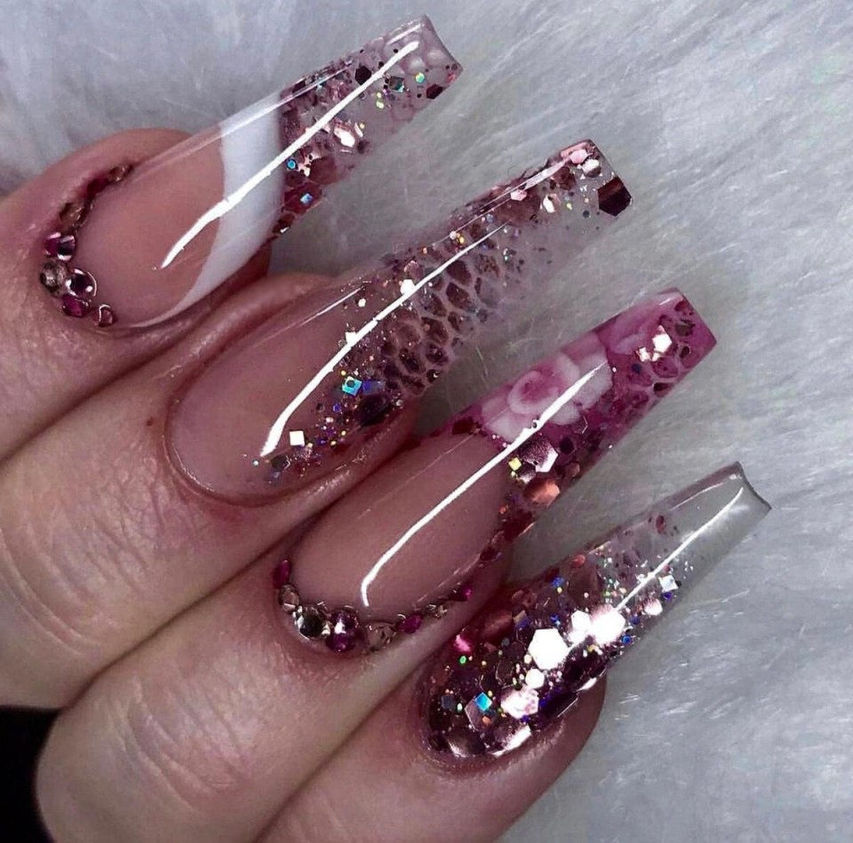 Прозрачные ногти с блестками