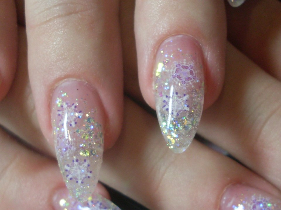 Маникюр со стразами и бл