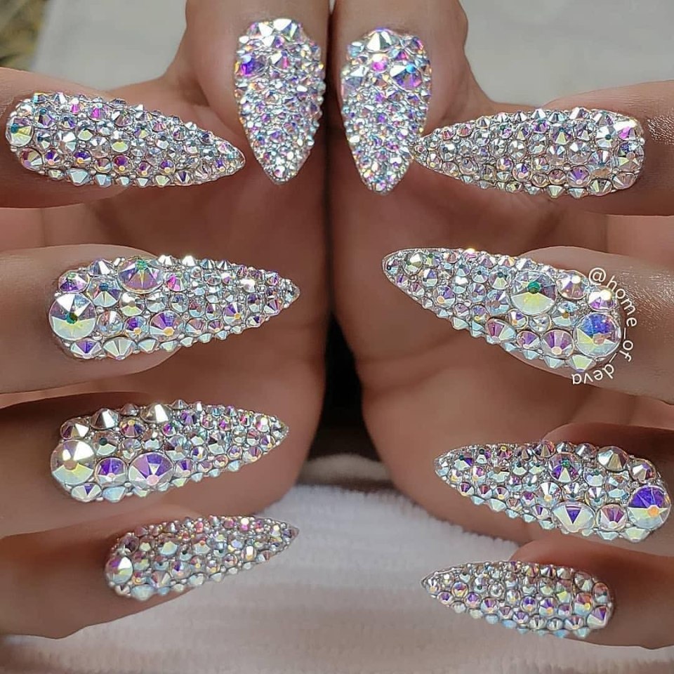 Наращивание ногтей с блестками