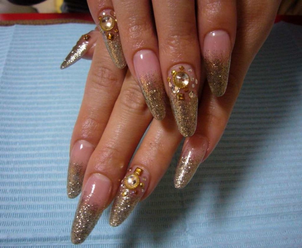 Маникюр розовый с блеском