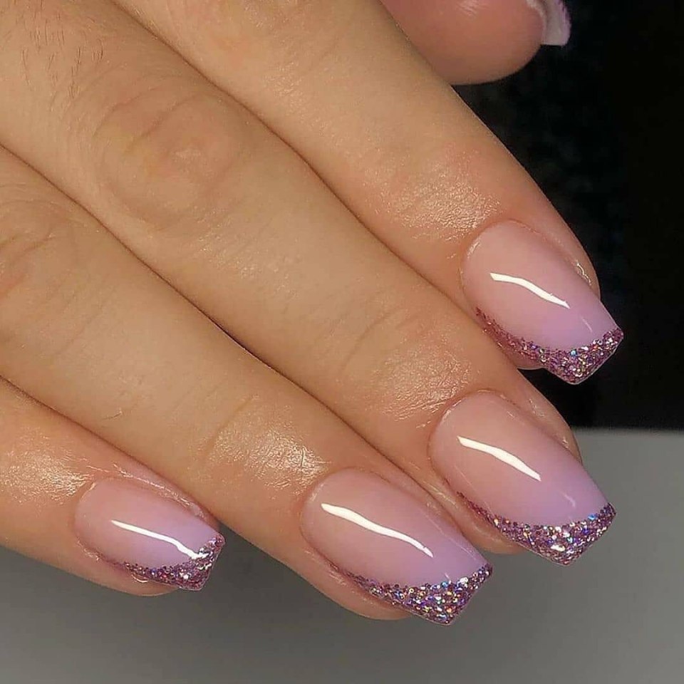 Маникюр френч с золотыми блестками