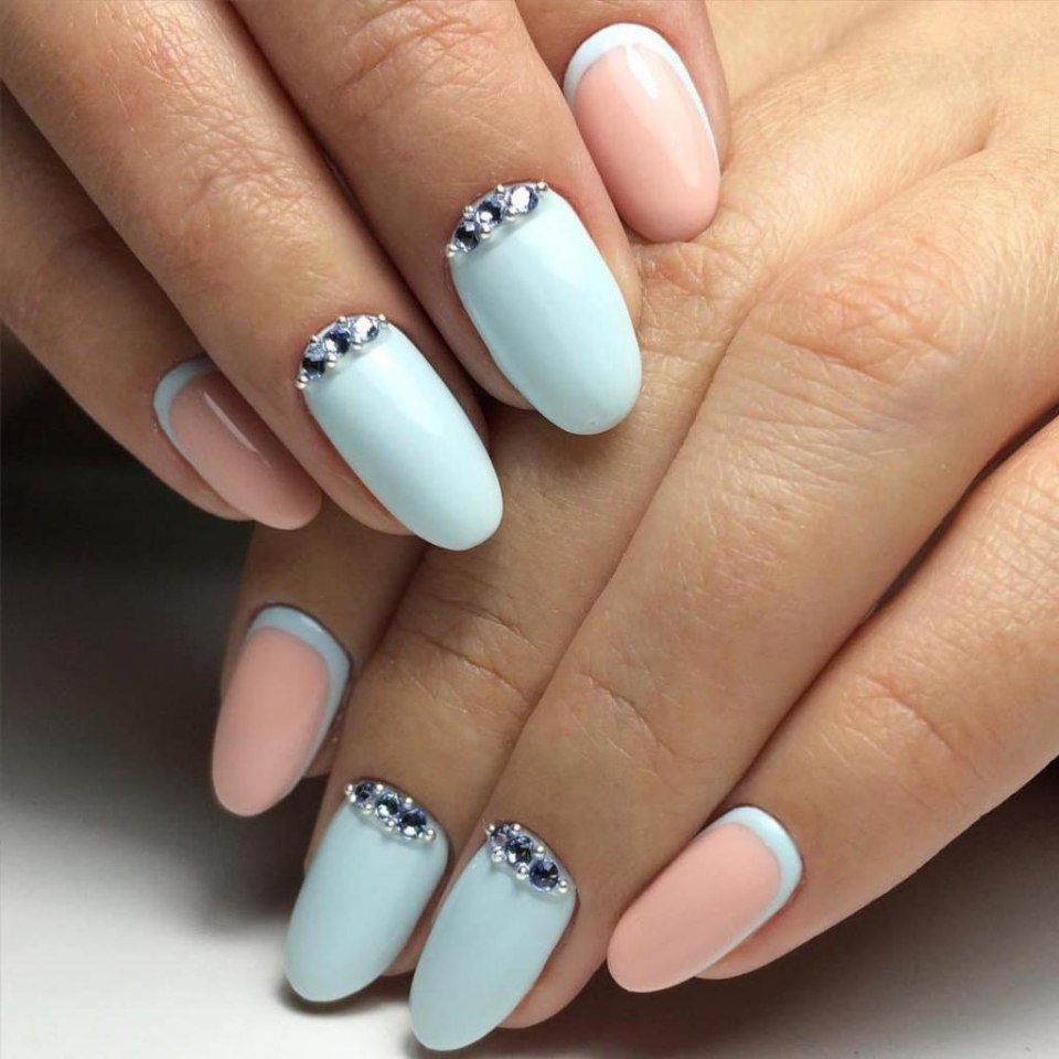 Маникюр голубой с белым