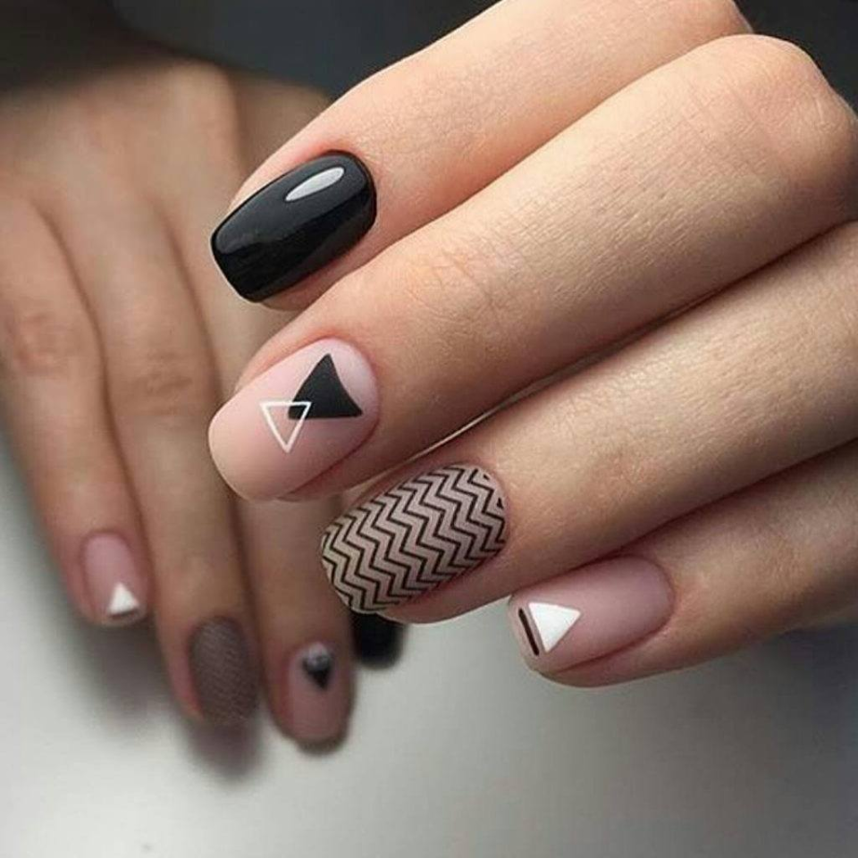 Маникюр на короткие ногти геометрия