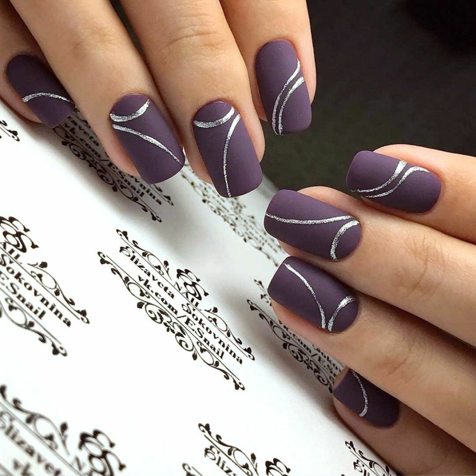 Красивый строгий маникюр