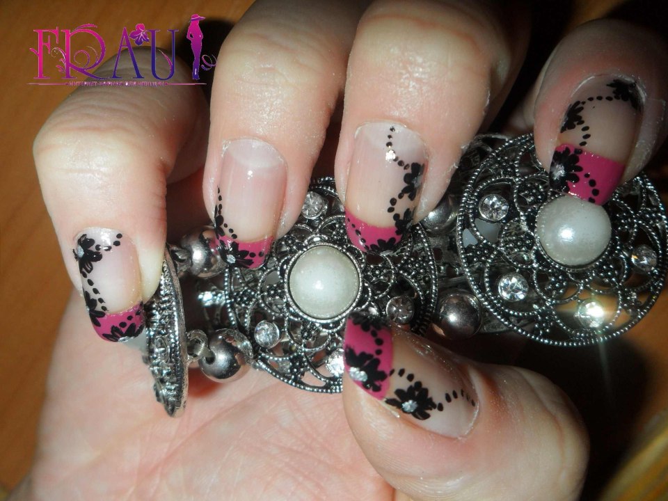 Маникюр розовый с узором