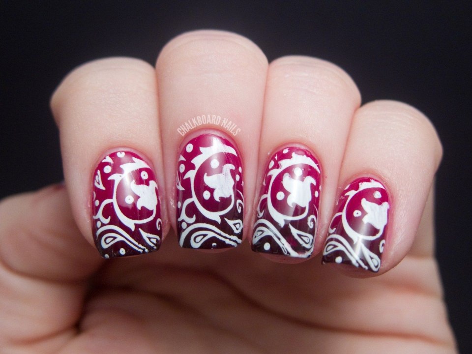 Узоры черным лаком на ногтях