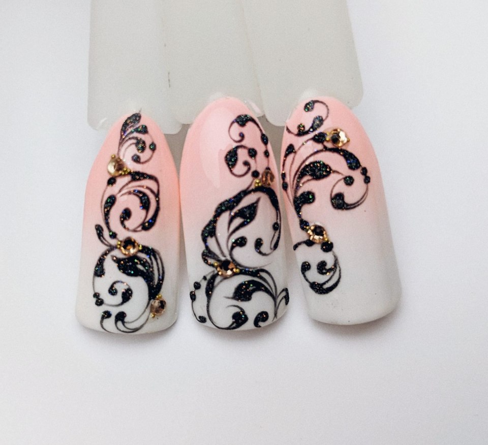 Маникюр с вензелями