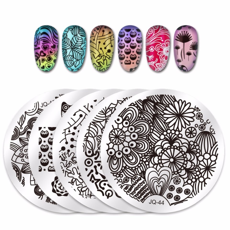 Маникюр с вензелями