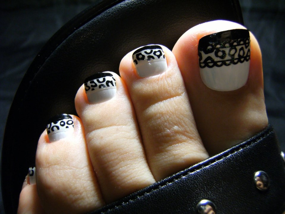 Черно белый педикюр