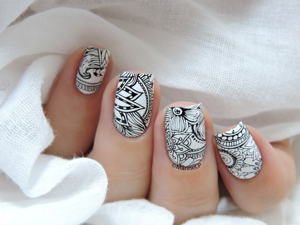 Маникюр розовый с черным кружевом