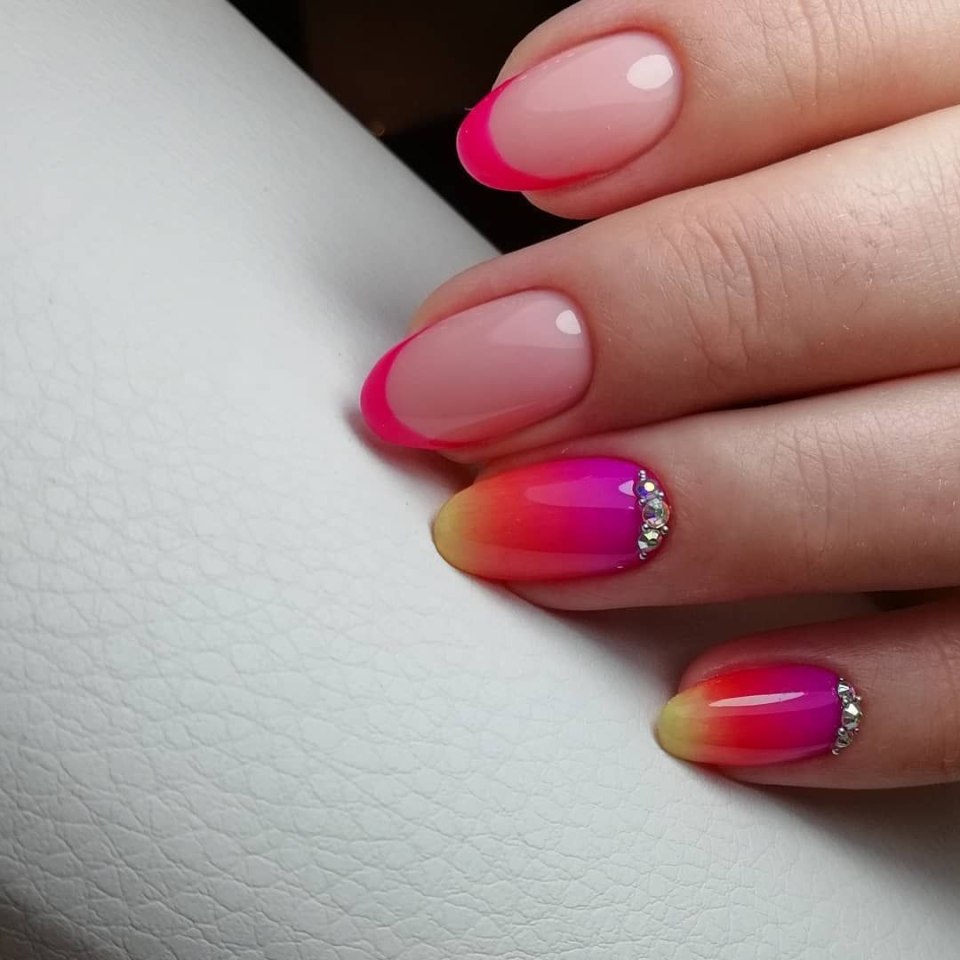 Маникюр омбре яркий