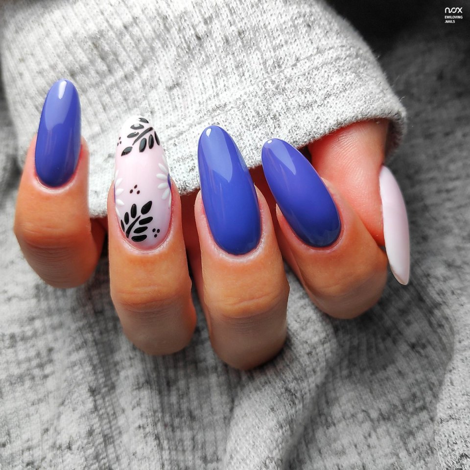 Красивая роспись на ногтях