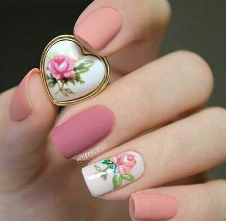 Розовый маникюр с наклейками цветы