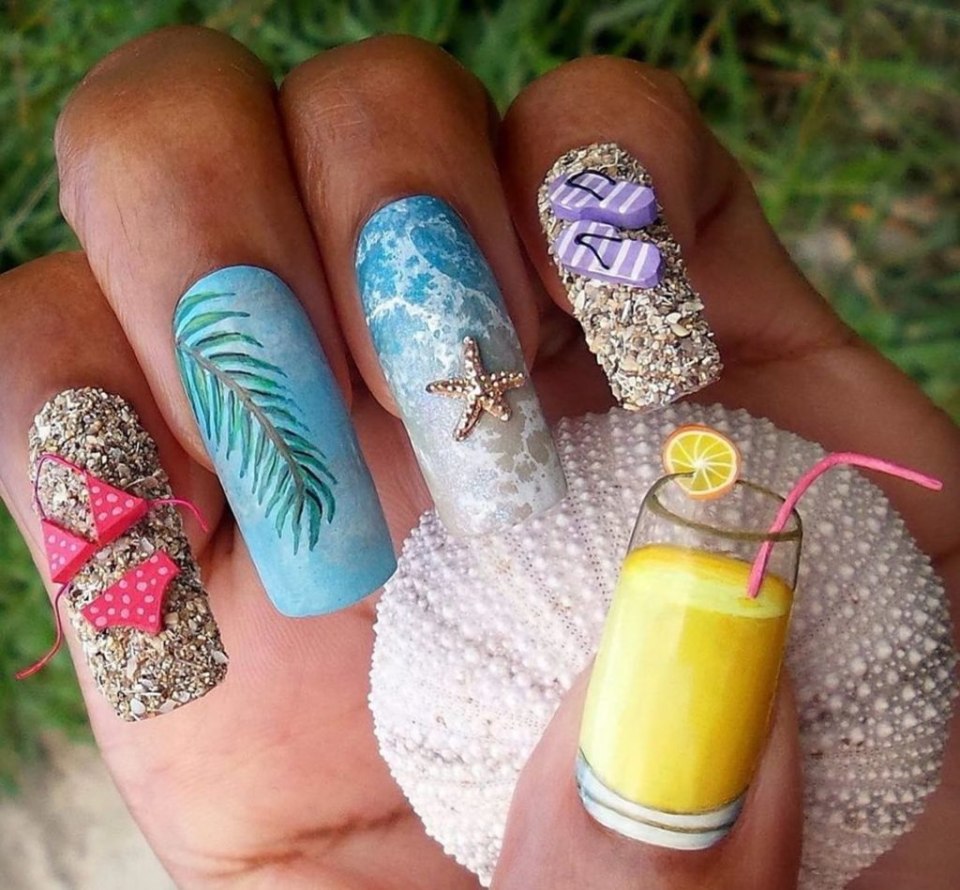 Яркий маникюр на море