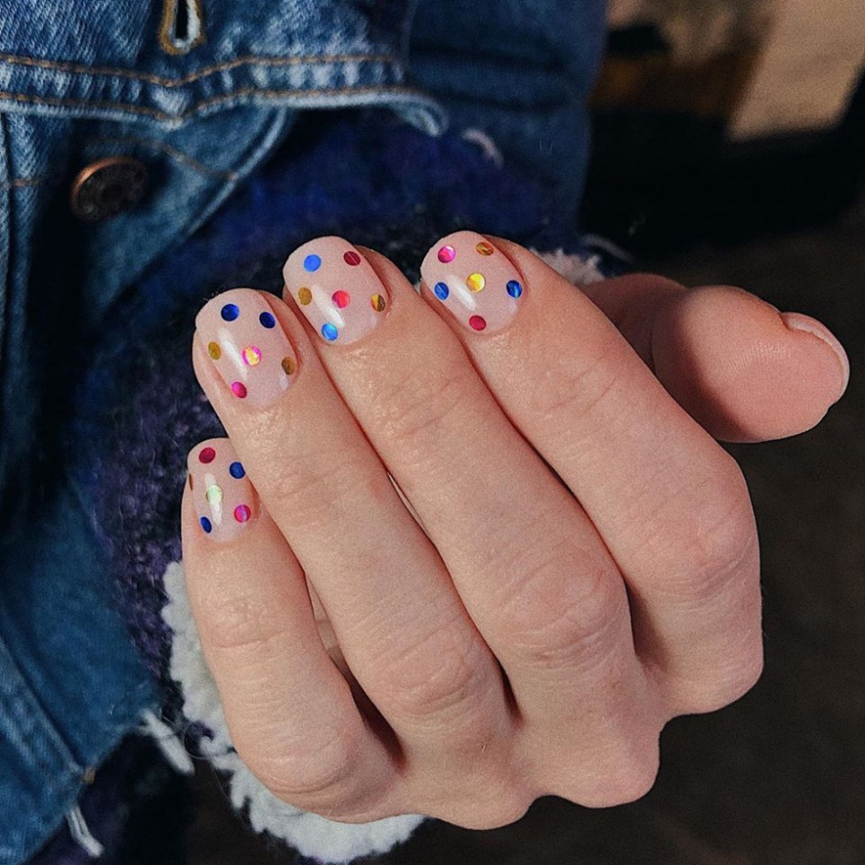 Короткие веселенький ногти