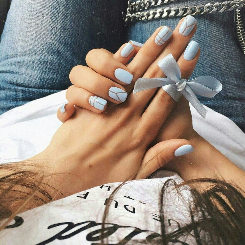 Девушка с маникюром