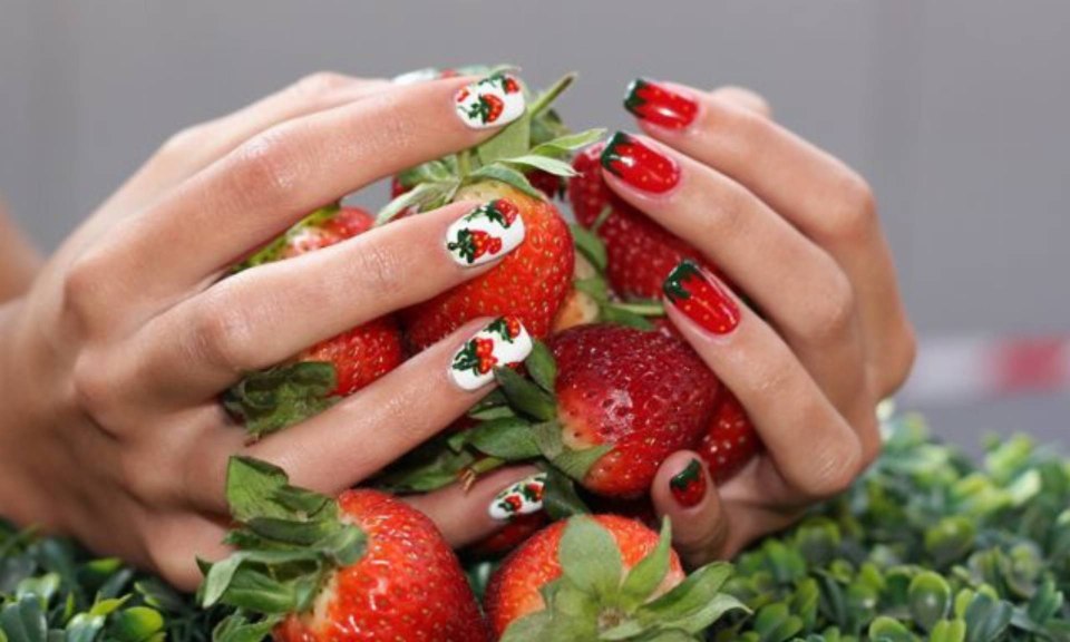 Маникюр с клубникой