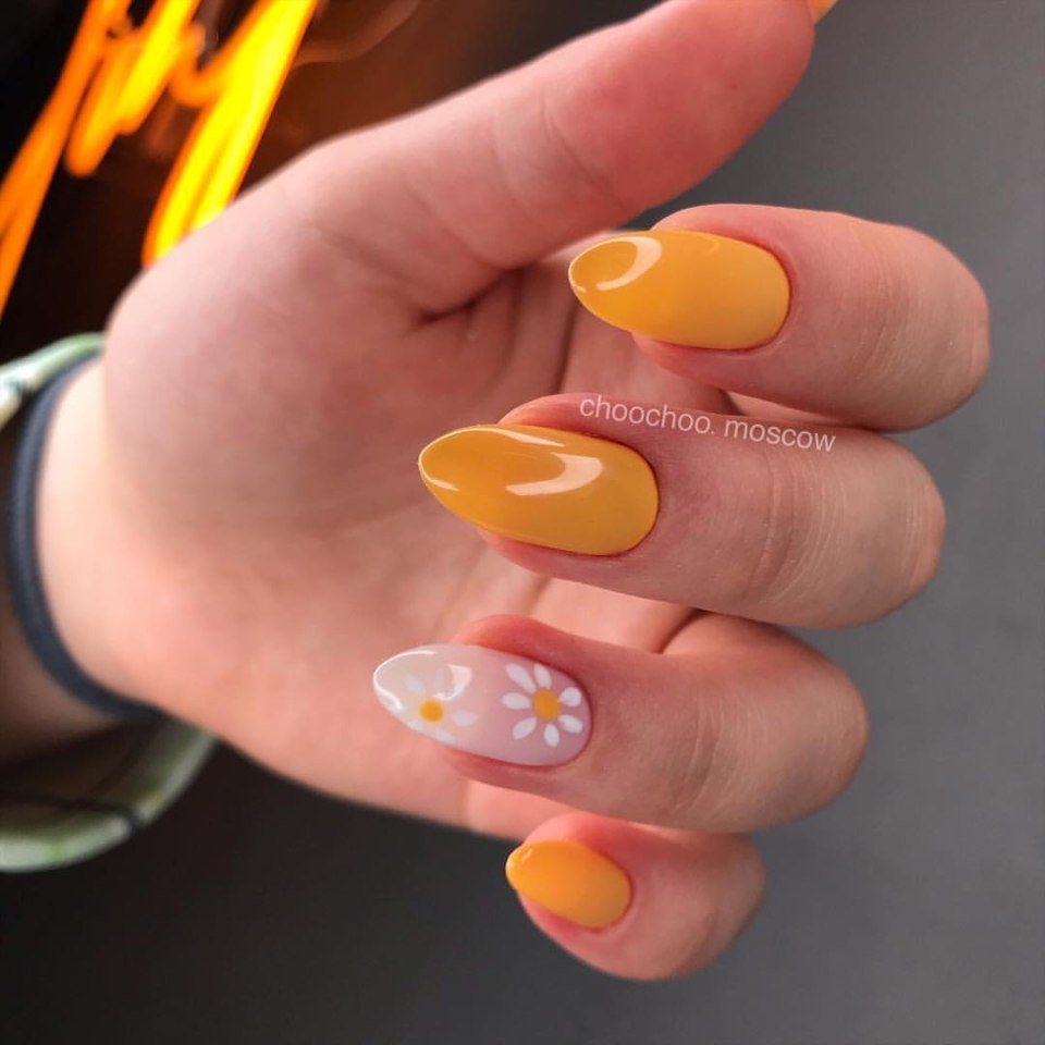 Модный маникюр жёлтый оранжевым