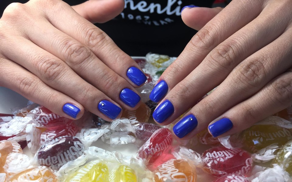 Красивый розовый маникюр для 40 лет