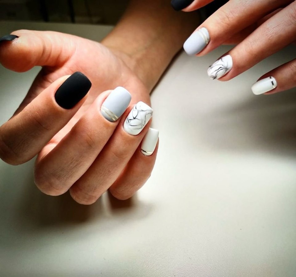 Темный маникюр на очень короткие ногти