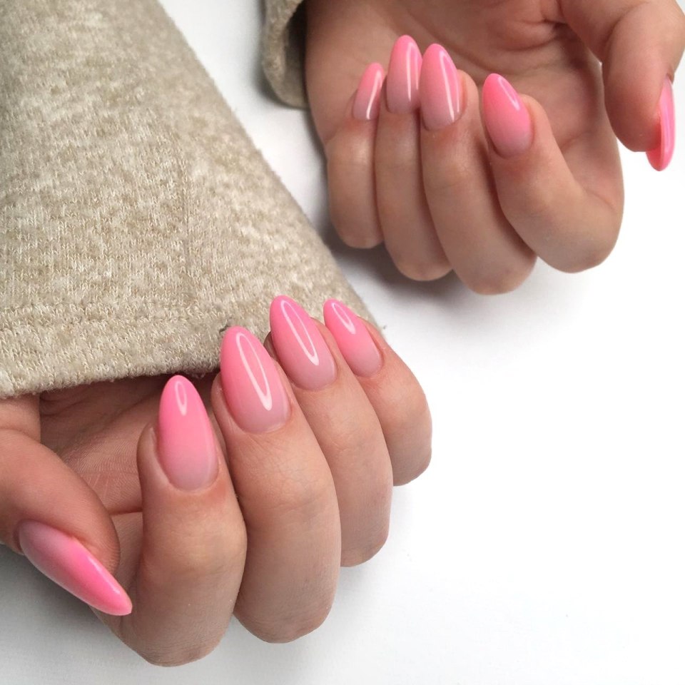 Марина с длинными ногтями