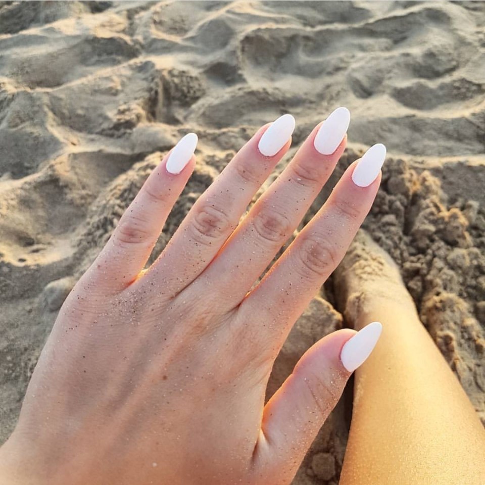 Красивый маникюр на улице