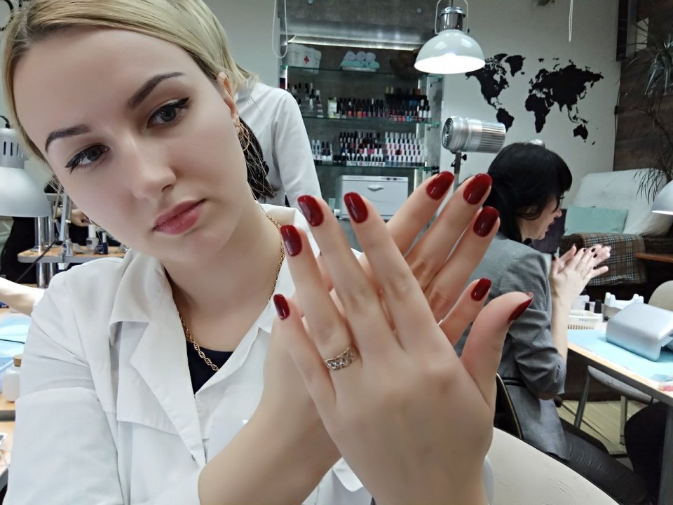 Счастливые часы на маникюр и педикюр