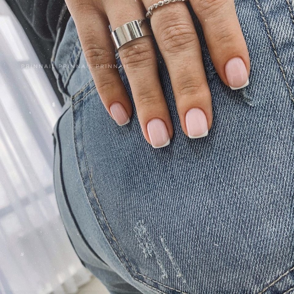 Красивый маникюр на улице