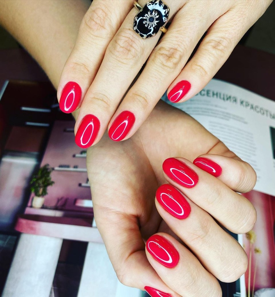 Изумрудный маникюр на короткие ногти