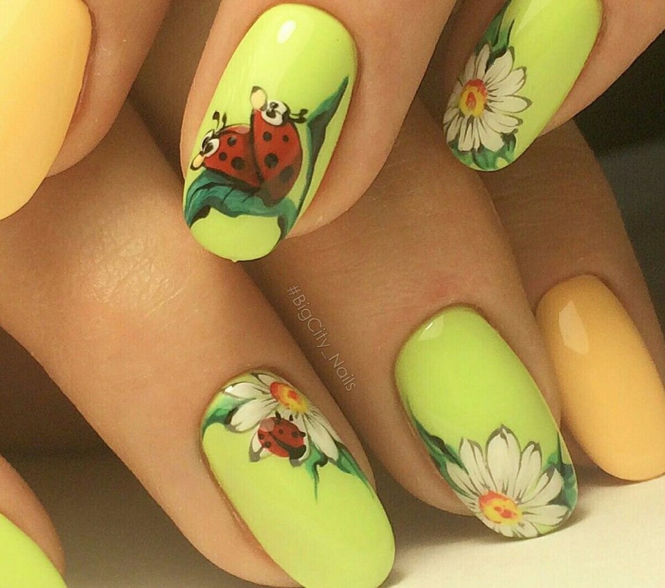 Красивый летний маникюр с фруктами